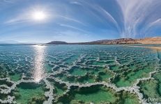 Соляные кристаллы в Мертвом море недалеко от Неве Зоар