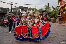 Женщины в городе Фэнхуан
