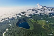 Заполненный водой маар (кратер) Крокур