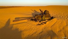 Советские танки и БТР в песках Сахары после поражения Ливии от Чада в «Войне Тойот»