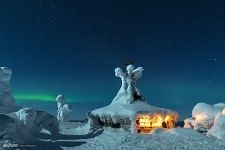 Хижина и северное сияние на вершине холма Кунтиваара Хижина и северное сияние на вершине холма Кунтиваара