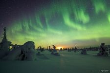 Северное сияние на вершине холма Рииситунтури Северное сияние на вершине холма Рииситунтури