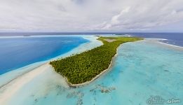 Низкий вид на Motu Rimatu&#8217;u, хмурая погода