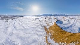 Снег на дюне ранней весной Снег на дюне ранней весной