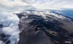 Выбросы пара у кратера вулкана Эйяфьятлаякудль
