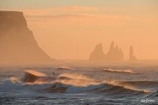 Рейнисфжара, скалы Рейнисдрангар, Юг Исландии. Волны и утренний туман
