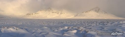 Полуостров Снайфельснес после сильного снегопада Полуостров Снайфельснес после сильного снегопада