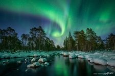 Северное сияние над незамерзающей рекой Северное сияние над незамерзающей рекой