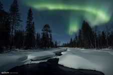 Северное сияние над незамерзающей рекой Северное сияние над незамерзающей рекой