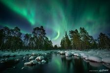 Северное сияние над незамерзающей рекой Северное сияние над незамерзающей рекой