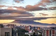 Вулкан Агуа на фоне города Вулкан Агуа на фоне города