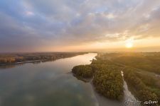 Я люблю Пакш - лес в форме сердца в золотом потоке заходящего солнца Я люблю Пакш - лес в форме сердца в золотом потоке заходящего солнца