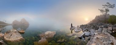 Рыбак в тумане у Шаманской скалы
