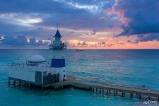 Маяк при отеле InterContinental Maldives Maamunagau