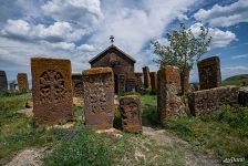 Хачкары на кладбище