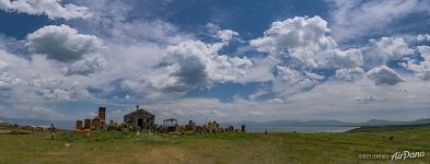 Старинное кладбище у озера Севан Старинное кладбище у озера Севан