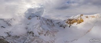 Вулкан Мутновский, в кальдере зимой 2