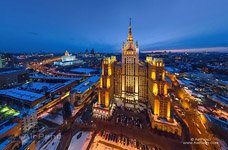 Сталинские высотки. Жилой дом на Кудринской площади ночью Сталинские высотки. Жилой дом на Кудринской площади ночью