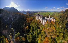 Германия, замок Нойшванштайн с высоты птичьего полёта https://neuschwanstein.de/ Германия, замок Нойшванштайн с высоты птичьего полёта https://neuschwanstein.de/