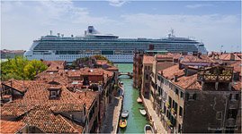 Океанический круизный лайнер в Венеции