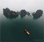 Бухта Халонг в тумане, Вьетнам