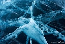 Трещины байкальского льда