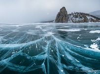 Clear ice near Malaya Kolokolnya cape, Peschanaya bay