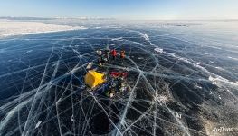 Туристы на льду Байкала