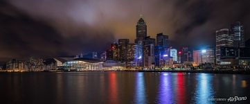 Тучи над ночным Гонконгом
