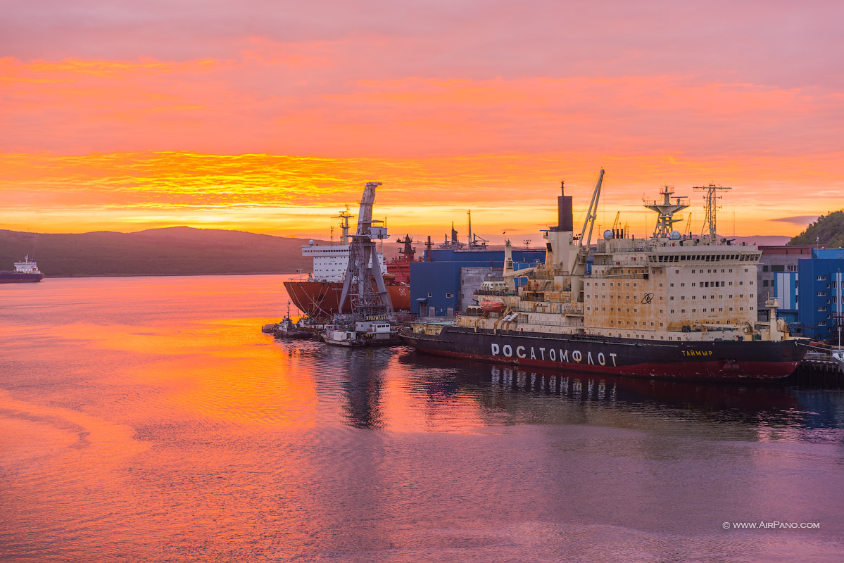 Производство европейского севера россии. Морской порт Мурманск. Мурманский незамерзающий порт. Северный порт Мурманск. Город Мурманск морской порт.