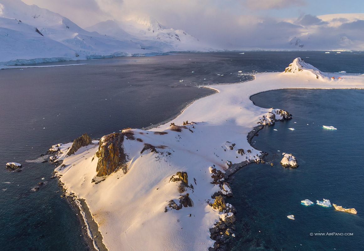 Остров в антарктиде