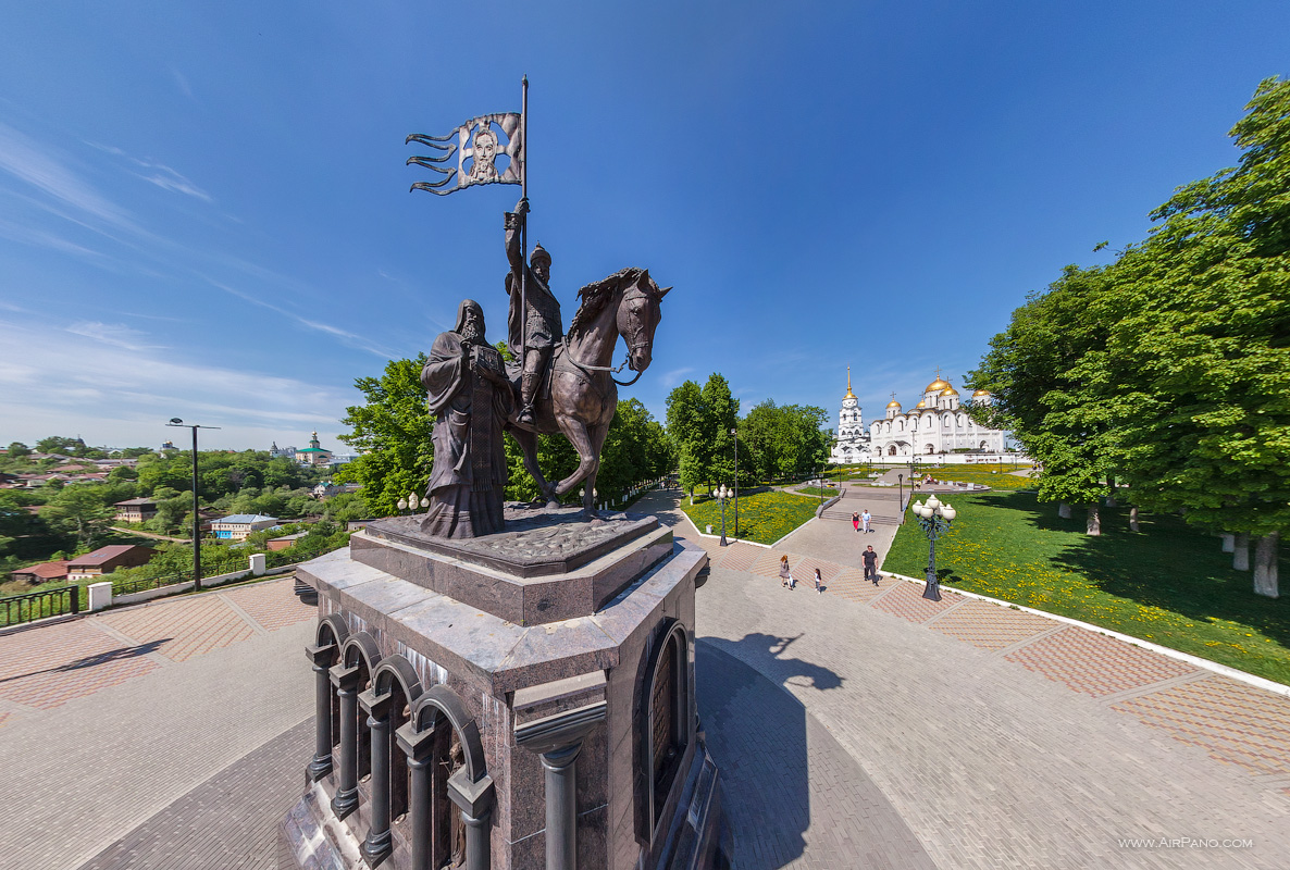 В городе есть красивый памятник. Достопримечательности Владимира памятники.