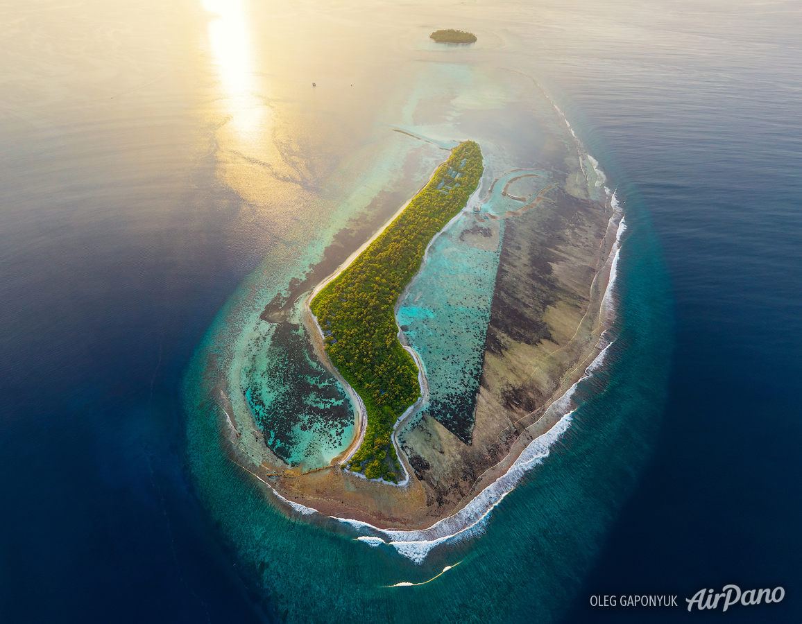Над островом Mahaddhoo
