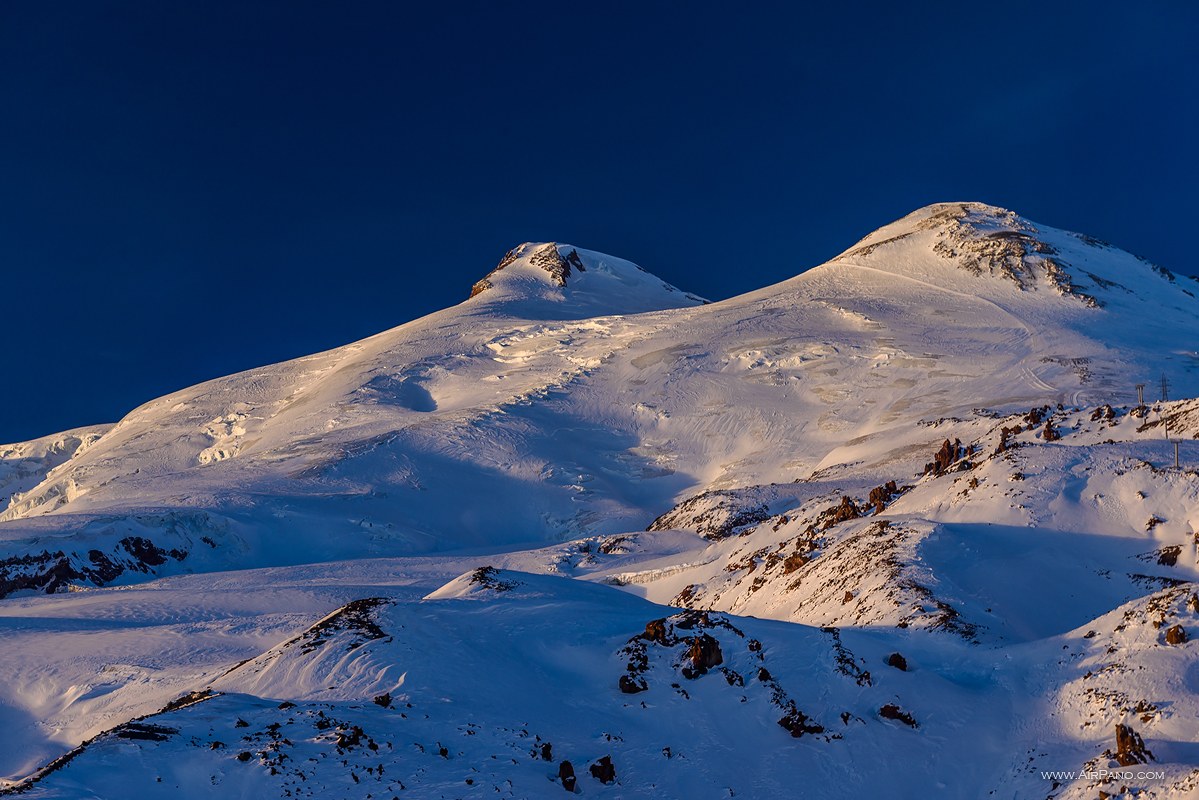 Гора эльбрус самая высокая точка. Горы Кавказа Эльбрус. Северный Кавказ горы Эльбрус. Гора Эльбрус хребет. Самая высокая гора Кавказа Эльбрус.