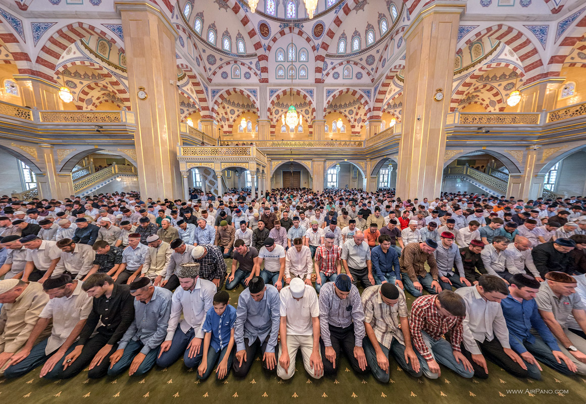Кадыров намаз. Мечеть Ахмата Кадырова в Грозном. Джума мечеть Грозный. Мечеть «сердце Чечни». Мечеть сердце Чечни намаз.