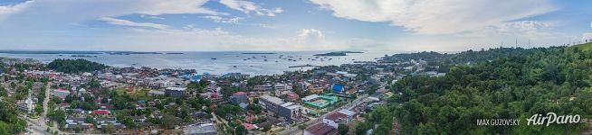 Над городом Соронг, Индонезия Над городом Соронг, Индонезия
