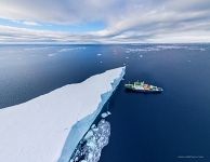 Айсберг и судно Polar Pioneer. Антарктида