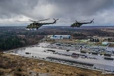 Ми-8. Тренировочный пролет группы вертолетов над полигоном Алабино Ми-8. Тренировочный пролет группы вертолетов над полигоном Алабино