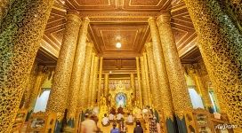 Золотые колонны внутри одной из пагод Золотые колонны внутри одной из пагод